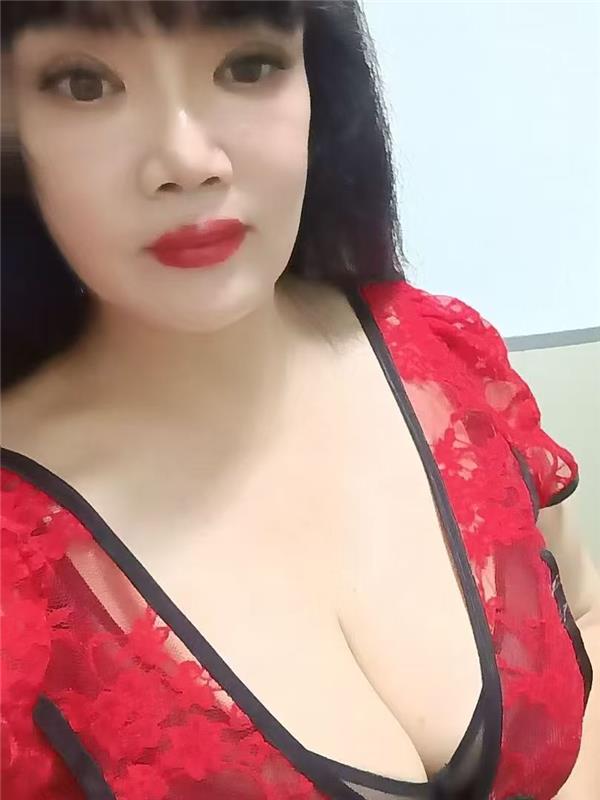 北京很猛的大奶熟女-1.jpg